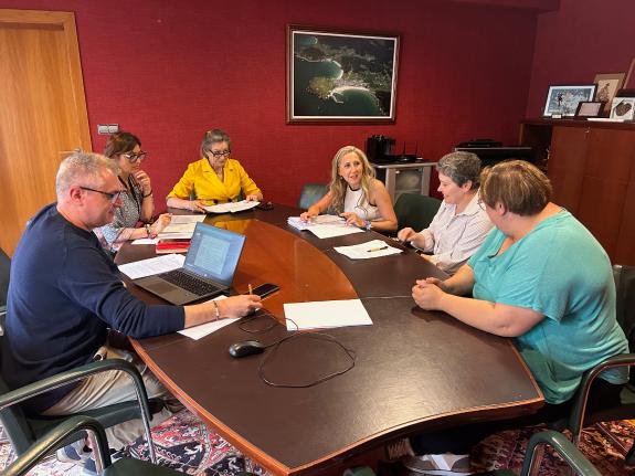 Imagen de la noticia:Martina Aneiros destaca la relevancia de las mesas locales de comercio para dar respuesta a las necesidades reales del secto...