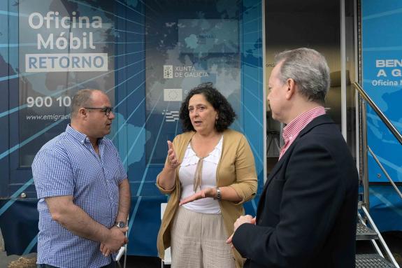 Imagen de la noticia:Belén do Campo visita en Aranga la Oficina Móvil de Retorno de la Xunta, un recurso clave para asesorar a los gallegos del e...