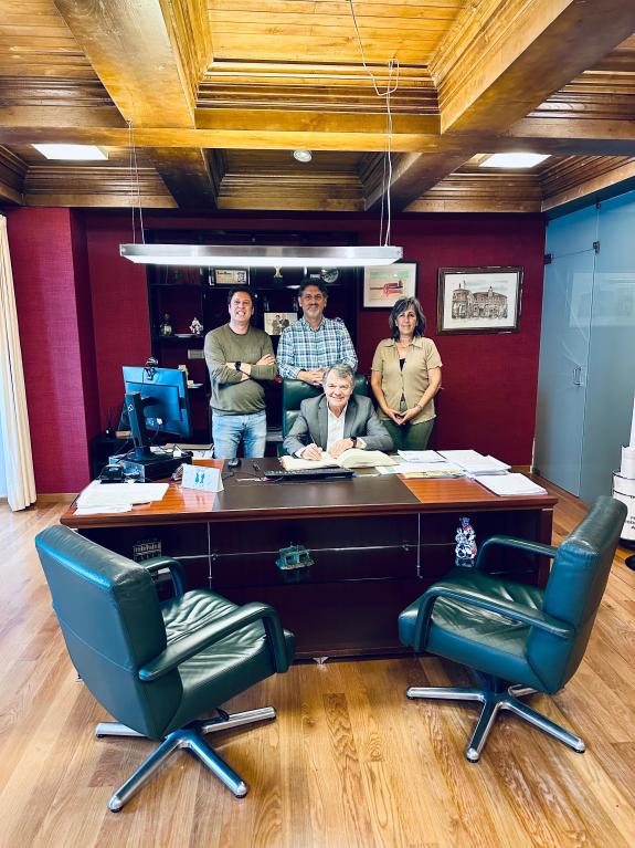 Imagen de la noticia:A Xunta de Galicia inviste 80.000 euros na renovación dos pavimentos esgotados no porto de Ortigueira