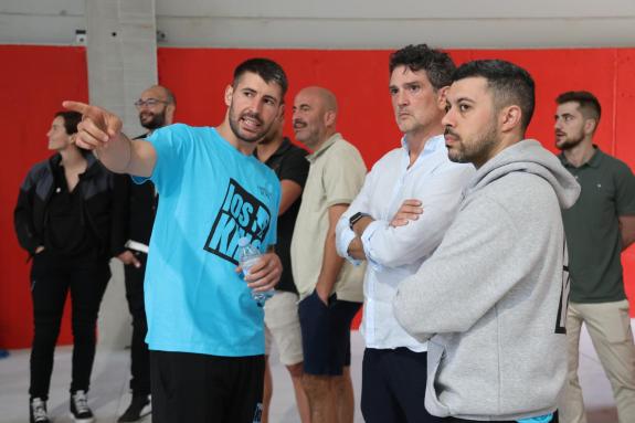 Imagen de la noticia:Javier Arias visita a los participantes del Campus de baloncesto Kingtela, que cuenta con el apoyo de la Xunta de Galicia