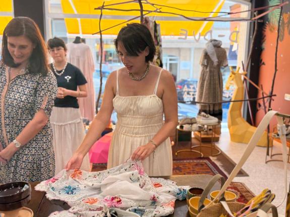 Imagen de la noticia:Lorenzana visita en Sanxenxo la tienda pop-up de D-Due y Artesanía de Galicia