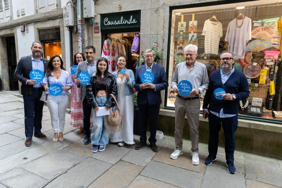 Imagen de la noticia:La Xunta pone en valor iniciativas dinamizadoras como 'Días Azules', que celebró hoy la jornada de compras en el comercio lo...