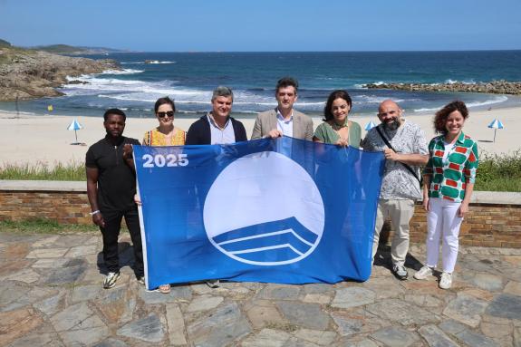 Imaxe da nova:A Xunta entrega aos concellos de Foz e Burela as bandeiras azuis que recoñecen a calidade das súas praias