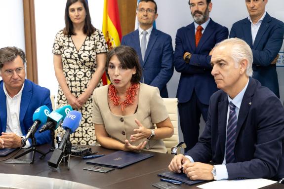 Imaxe da nova:A Xunta, Abanca e Fegaes asinan un convenio de colaboración que vai permitir a retirada de diñeiro en efectivo nas estacións de ser...