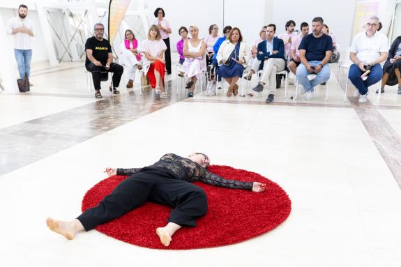 Imagen de la noticia:El Festival Abanea lleva 15 funciones de nueve compañías de danza contemporánea por las cuatro provincias con el apoyo de la...