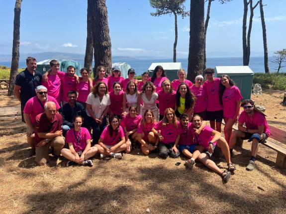 Imagen de la noticia:Un centenar de jóvenes participan en el campo de voluntariado impulsado por la Xunta en las Islas Cíes este verano