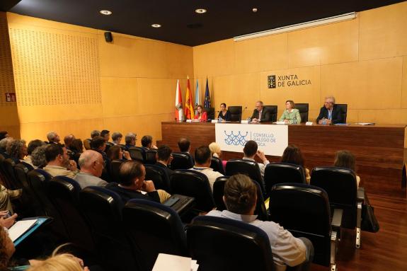 Imaxe da nova:A Xunta traslada ao comisario de pesca a dimensión socioeconómica do conxunto da cadea mar-industria e o seu impacto na principal r...