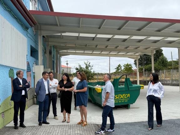 Imagen de la noticia:Román Rodríguez supervisa las obras de mejora del colegio de Xuvencos, en Boborás, donde la Xunta está invirtiendo más de 17...