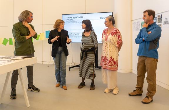 Imagen de la noticia:La dibujante Ana Penyas ilustra la memoria del barrio compostelano de Vite en una residencia artística impulsada por la Xunt...