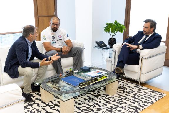 Imagen de la noticia:Diego Calvo felicita al luchador José Cuba por lograr su 20º título nacional sénior en lucha olímpica