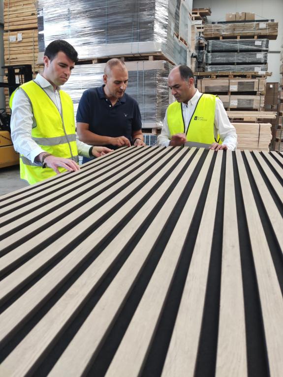 Imaxe da nova:A Xunta destaca que a madeira de piñeiro galego achega un valor diferencial ás empresas de carpintería en Galicia