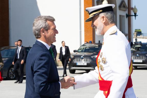 Imaxe da nova:Rueda acude ao acto de xura de bandeira e entrega dos Reais Despachos na Escola Naval de Marín