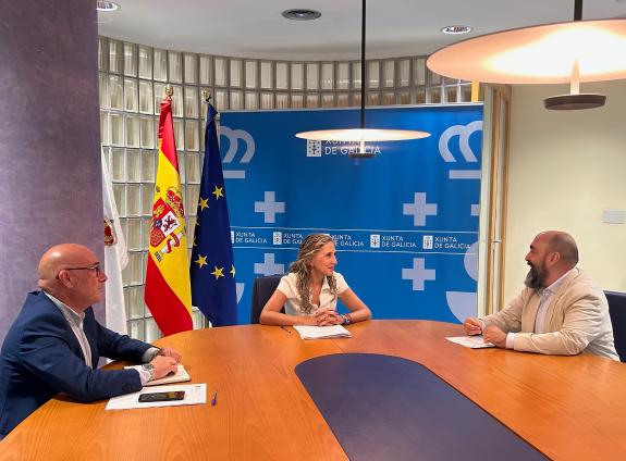Imagen de la noticia:La delegada de la Xunta en Ferrol se reúne con el director general de Patrimonio Cultural, Ángel Miramontes, para repasar lo...