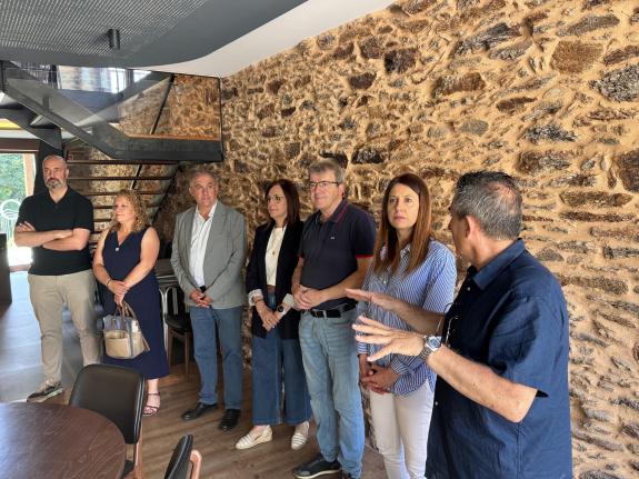 Imaxe da nova:María José Gómez reafirma o compromiso da Xunta co desenvolvemento rural por medio do Leader na súa visita ao restaurante Volver no...