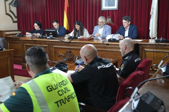 Imagen de la noticia:Arias participa en Lugo na xunta local de seguridade na que se formalizou o convenio para abrir os aparcamentos dos institut...