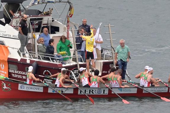 Imaxe da nova:Calvo asiste ás regatas da XXIV Bandeira Concello de Oleiros e da X Bandeira Concello de Oleiros Feminina