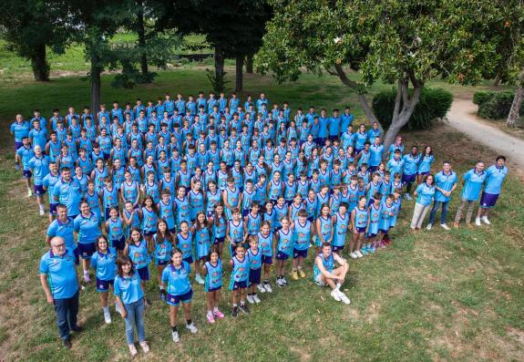 Imaxe da nova:Arias visita aos 170 participantes no ‘Campus de Baloncesto no Camiño’ do CB Sarria