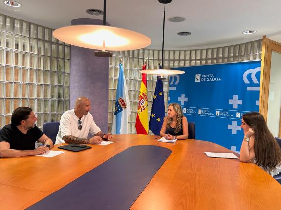 Imaxe da nova:A delegada da Xunta en Ferrol reúnese con representantes da Escola de Defensa Persoal HKF