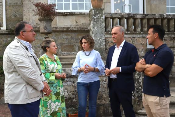 Imagen de la noticia:El delegado recuerda que los establecimientos hoteleros aun se pueden adherir al Bono Turismo en una visita al Hotel Castro ...
