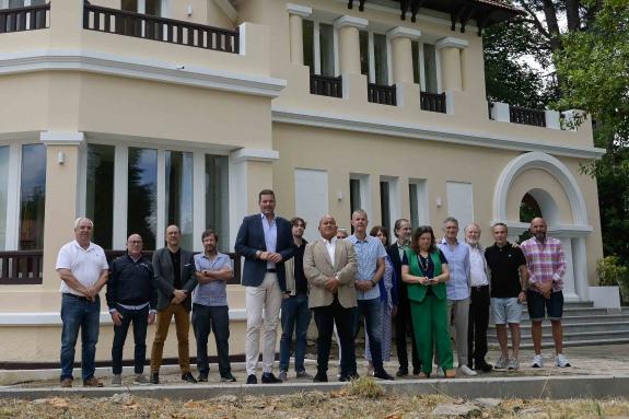 Imagen de la noticia:López Campos anuncia la próxima firma de un convenio por importe de 240.000 € para equipar el Pazo da Cultura de Abegondo