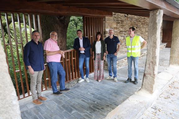 Imaxe da nova:O obradoiro de emprego de Sarria, que financia a Xunta con 412.000 euros, rehabilitou dous pendellos no campo da feira