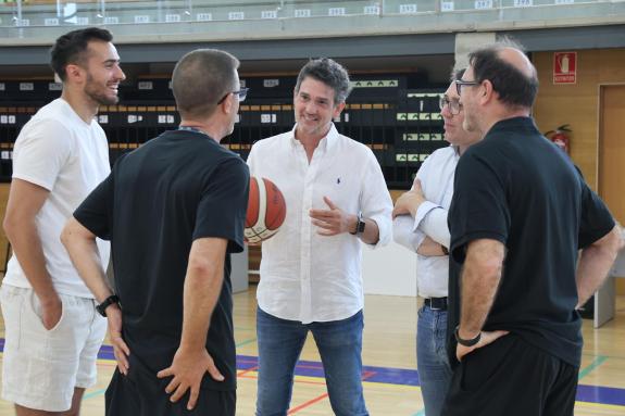 Imaxe da nova:Arias visita á trintena de participantes no I Campus Internacional de Baloncesto ‘Sublime’ que se desenvolve en Ribadeo