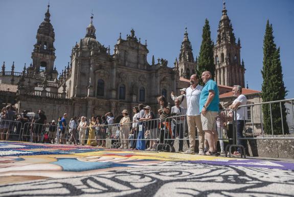 Imaxe da nova:Xosé Merelles destaca o aporte turístico ás festas do Apóstolo da alfombra floral instalada na Praza da Inmaculada