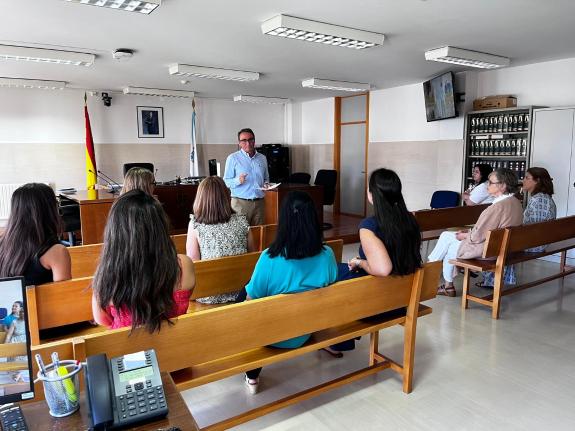 Imaxe da nova:A Xunta aborda co persoal da Administración de Xustiza en Carballo a reforma das oficinas xudiciais de Galicia no marco da implanta...