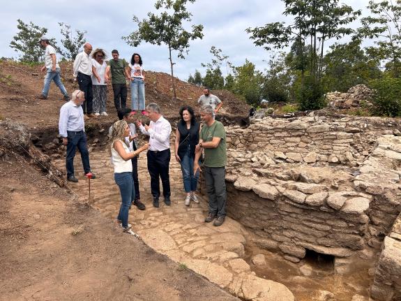 Imaxe da nova:Martina Aneiros visita os traballos da terceira campaña arqueolóxica no castro de Esmelle
