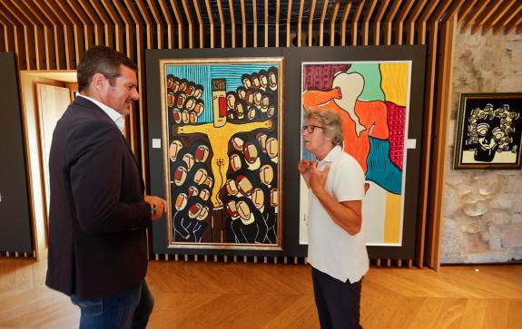 Imaxe da nova:López Campos destaca os “edificios vivintes e o estilo chamativo” de Raúl Velloso na súa nova exposición