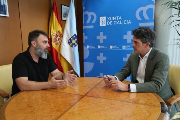 Imaxe da nova:Javier Arias reúnese co comunicador Fran Lorenzo para coñecer o seu proxecto “Galicia Nómada”