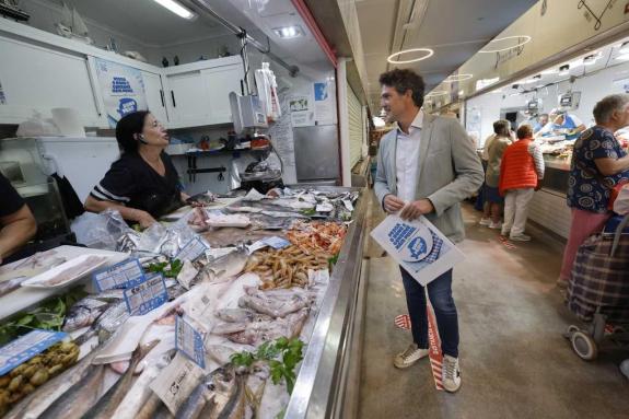 Imagen de la noticia:Arias anima a los consumidores a utilizar el Bono Pescado de la Xunta en los más de 70 establecimientos adheridos en la prov...