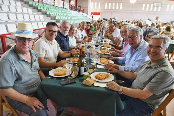 Imagen de la noticia:El conselleiro de Emprego, Comercio e Emigación asiste a la comida de la Fiesta gastronómica de las Sopas del Burro Canso, G...