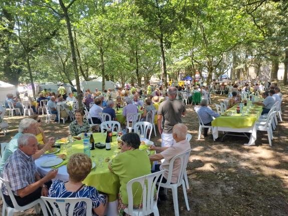 Imagen de la noticia:La Xunta reivindica la importancia de las iniciativas como el Almuerzo de la Tercera Edad de la Lama, que fomentan la confra...