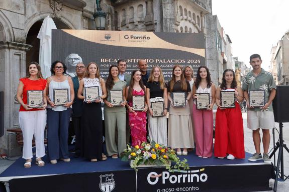 Imagen de la noticia:El conselleiro de Educación felicita a los alumnos reconocidos con las bolsas Antonio Palacios a las mejores notas de acceso...