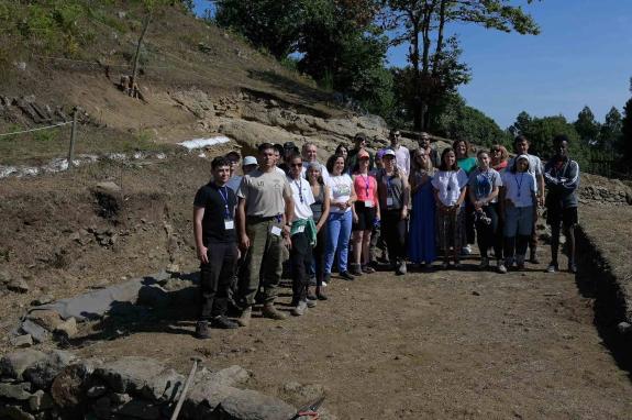 Imaxe da nova: Belén do Campo visita o campo de voluntariado da Laracha no que se está poñendo en valor o Castro de Montes Claros