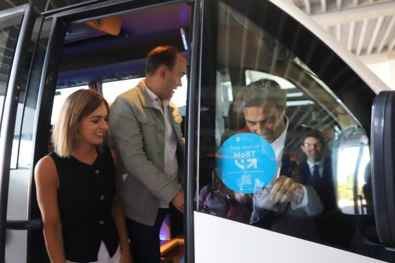 Imagen de la noticia:La Xunta implanta el proyecto piloto de la plataforma gallega de movilidad MoBT que prevé llegar en septiembre a 26 ayuntami...
