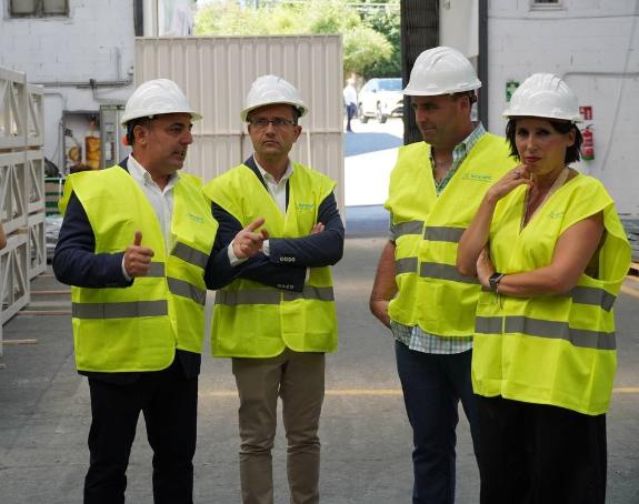 Imaxe da nova:Lorenzana visita as instalacións da empresa Berandric en Ordes