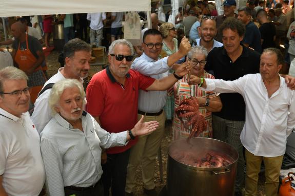 Imagen de la noticia:La Xunta destaca en la 63ª Fiesta del Pulpo de O Carballiño el valor del producto como símbolo de identidad y motor de desar...