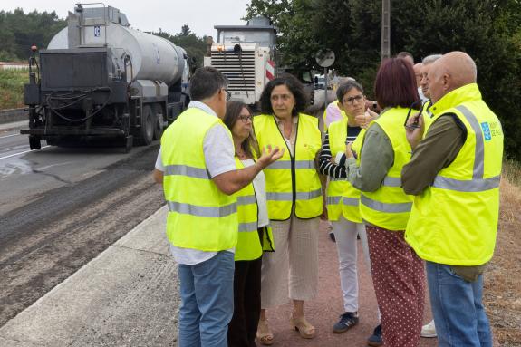 Imaxe da nova:Belén do campo supervisa as obras de reforzo de firme na estrada  AC-432 ao seu paso por Camariñas e Vimianzo que contan cun invest...