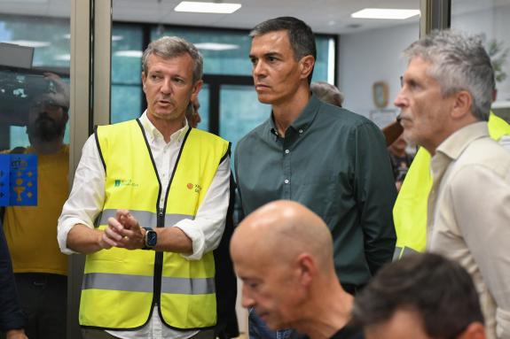 Imagen de la noticia:Rueda pide al presidente del Gobierno que el Ejército refuerce lo antes posible el dispositivo en Galicia para frenar los in...