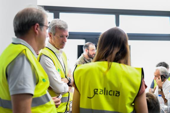 Imagen de la noticia:El presidente de la Xunta visita el Centro de Coordinación Provincial de lucha contra incendios de Ourense para hacer seguim...