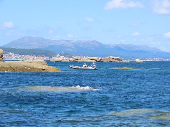 Imaxe da nova:A Xunta intercepta unha lancha pneumática que pescaba de forma ilegal en augas do Parque Nacional das Illas Atlánticas