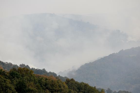 Imaxe da nova:A Xunta lembra as recomendacións sanitarias para protexerse fronte ao fume e as cinzas procedentes dos incendios forestais
