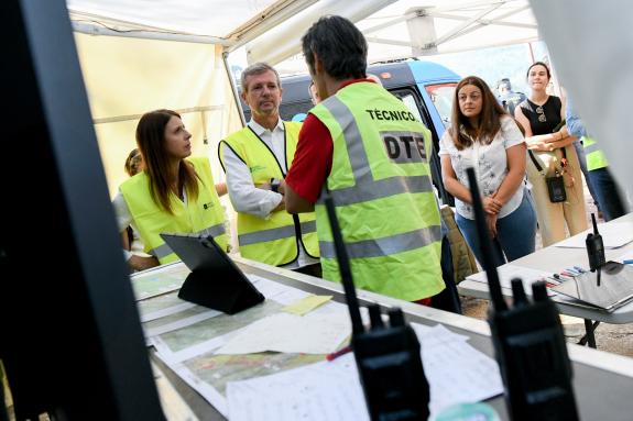 Imagen de la noticia:Rueda visita el Puesto de Mando Avanzado de Quiroga para hacer un seguimiento de la situación de las zonas afectadas por los...