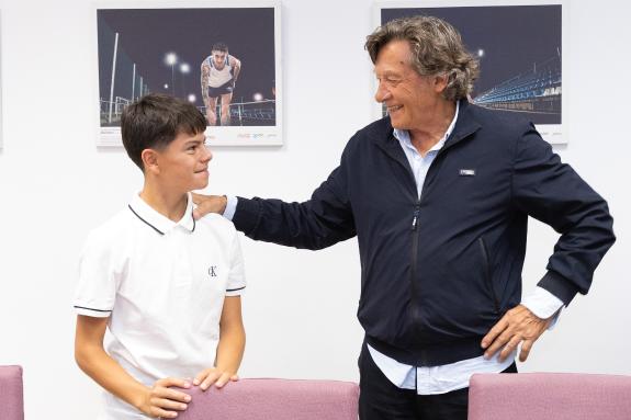 Imagen de la noticia:Lete Lasa recibe al piloto gallego Christian Costoya, campeón de Europa de karting en la categoría OK