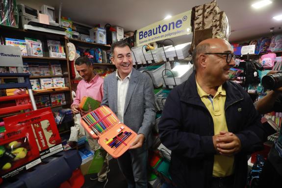 Imaxe da nova:A Xunta eleva un 25 % o apoio ás familias na volta ao cole e incrementa en máis de 100.000 o número de alumnos beneficiados en tan ...