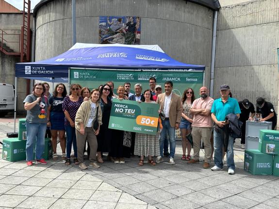 Imagen de la noticia:La Xunta entrega en Burela los premios de la cuarta campaña del programa 'Merca no teu comercio' en Lugo concebida para impu...