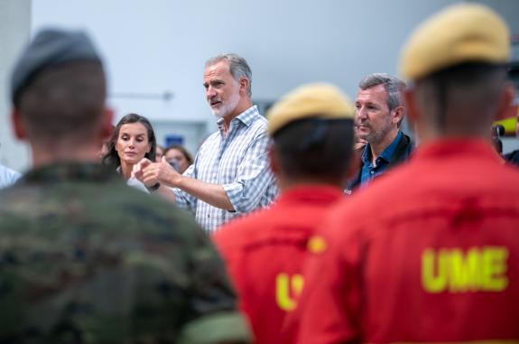 Imagen de la noticia:Rueda acompaña a SS.MM. los Reyes durante su visita al Centro de Coordinación del Distrito Forestal XIV, en Verín