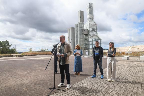 Imagen de la noticia:La Xunta inaugura en las torres Hejduk una instalación artística que evoca un paisaje donde la naturaleza fue sustituida por...